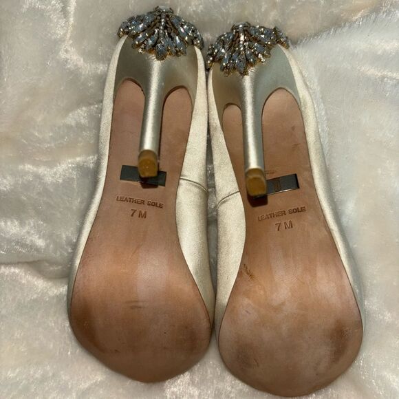 Badgley Mischka Kiara Ivory Satin Peep Toe Pumps EUC - Picture 9 of 10